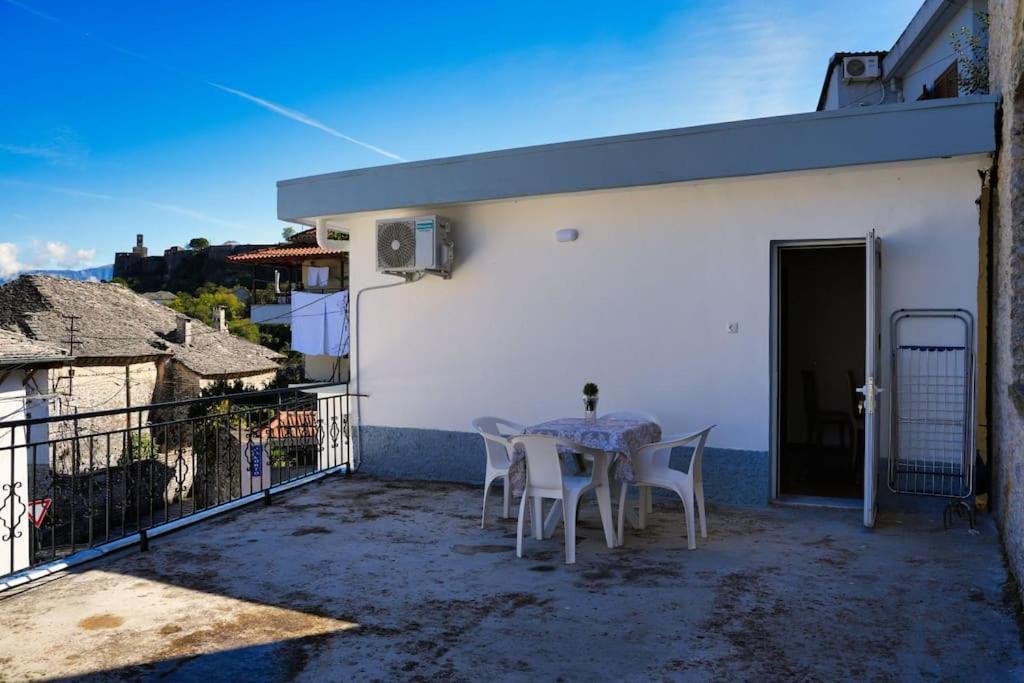 Emblematic House 3 Apartment Gjirokaster Bagian luar foto
