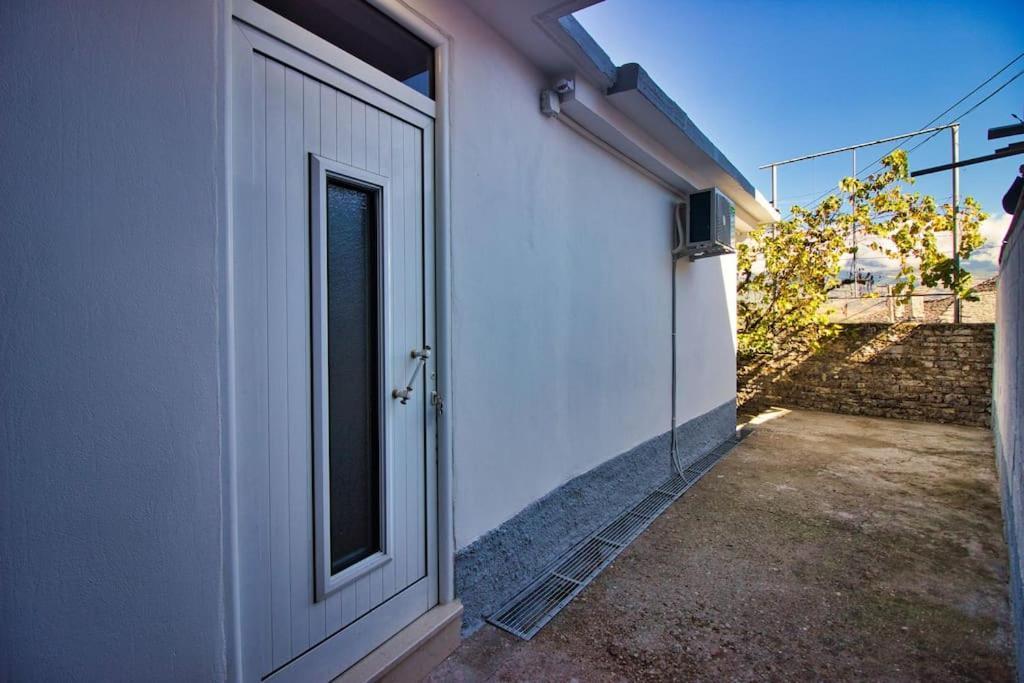 Emblematic House 3 Apartment Gjirokaster Bagian luar foto