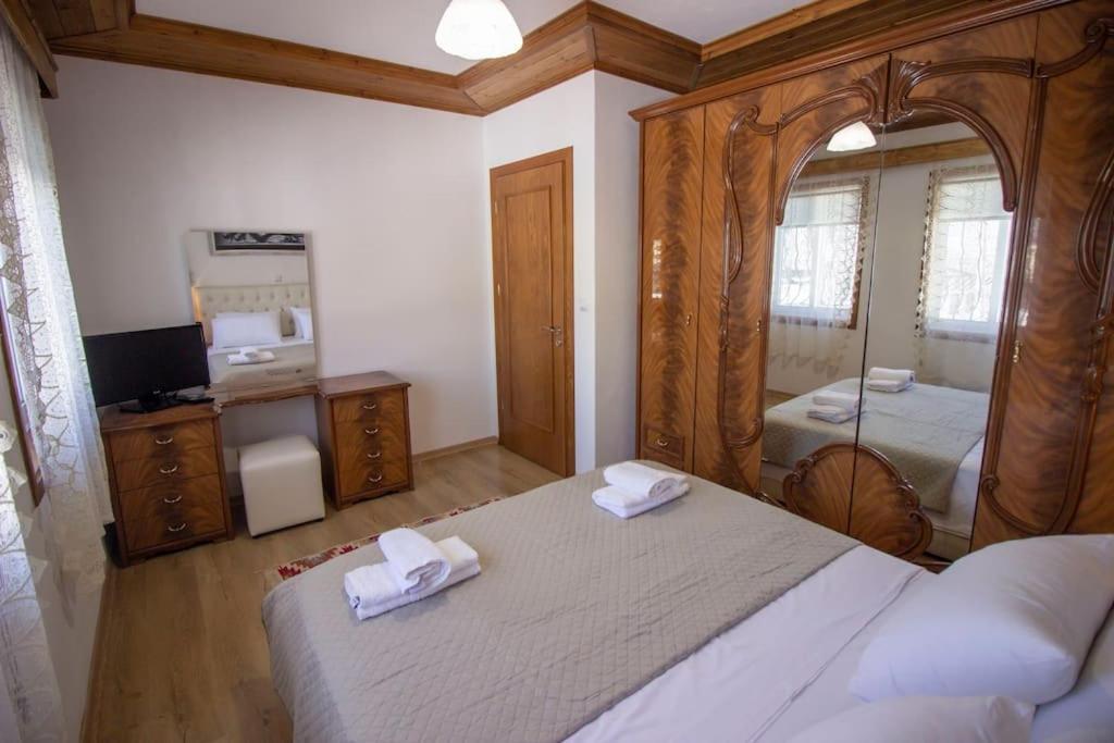 Emblematic House 3 Apartment Gjirokaster Bagian luar foto