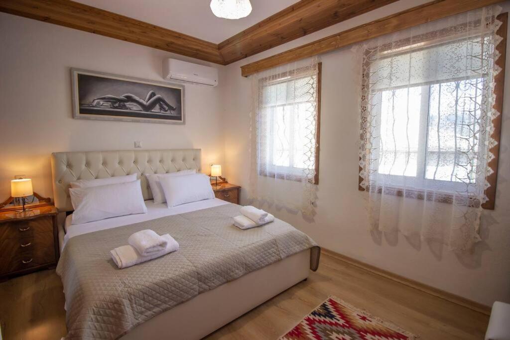 Emblematic House 3 Apartment Gjirokaster Bagian luar foto
