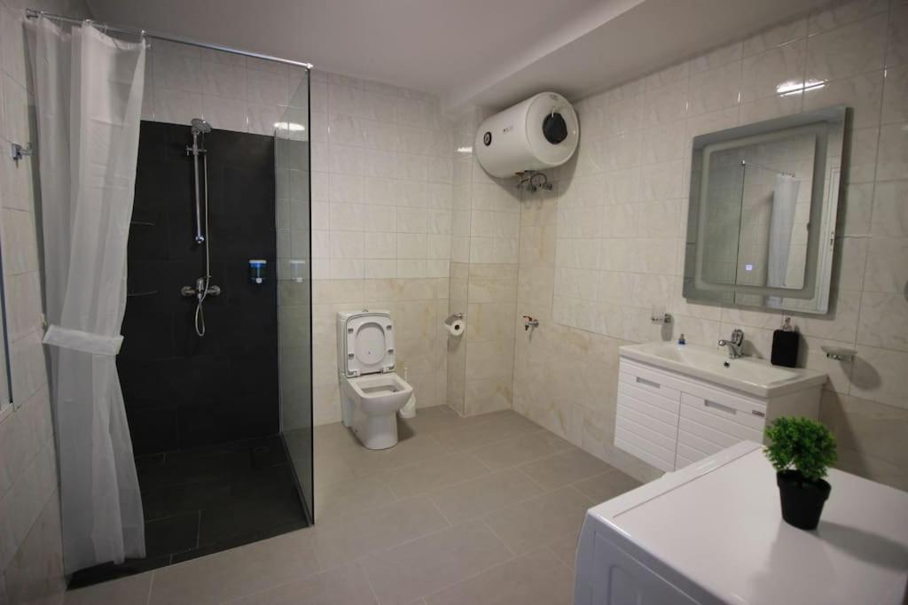 Emblematic House 3 Apartment Gjirokaster Bagian luar foto