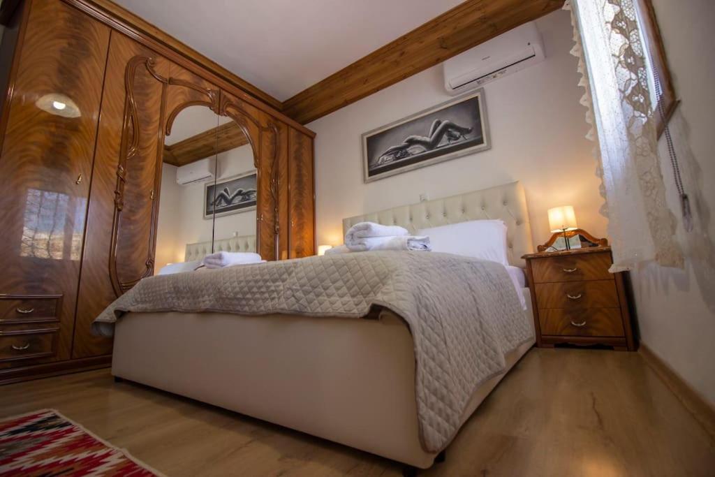 Emblematic House 3 Apartment Gjirokaster Bagian luar foto