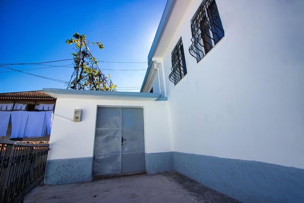 Emblematic House 3 Apartment Gjirokaster Bagian luar foto