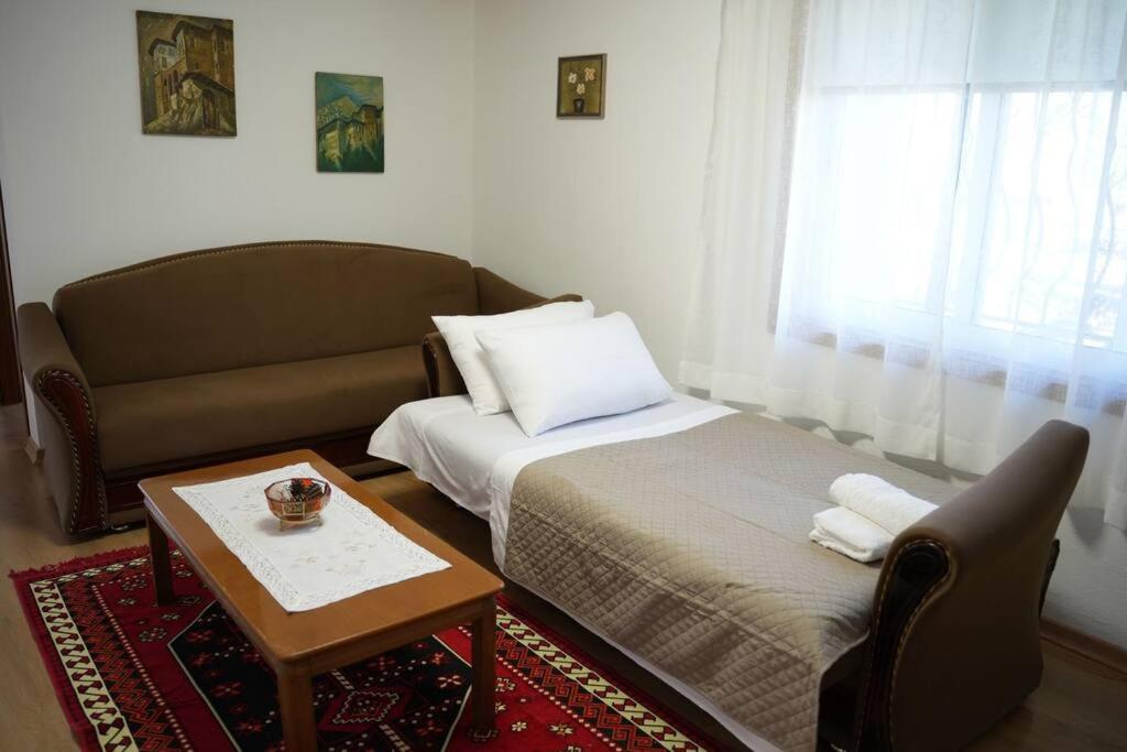 Emblematic House 3 Apartment Gjirokaster Bagian luar foto