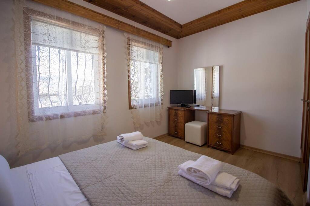 Emblematic House 3 Apartment Gjirokaster Bagian luar foto