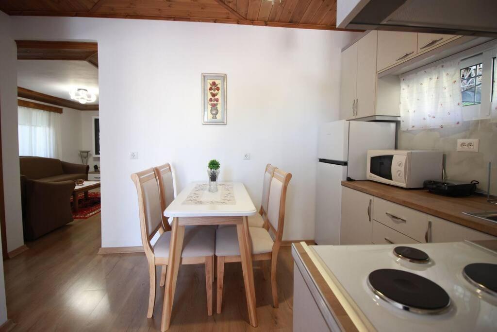 Emblematic House 3 Apartment Gjirokaster Bagian luar foto