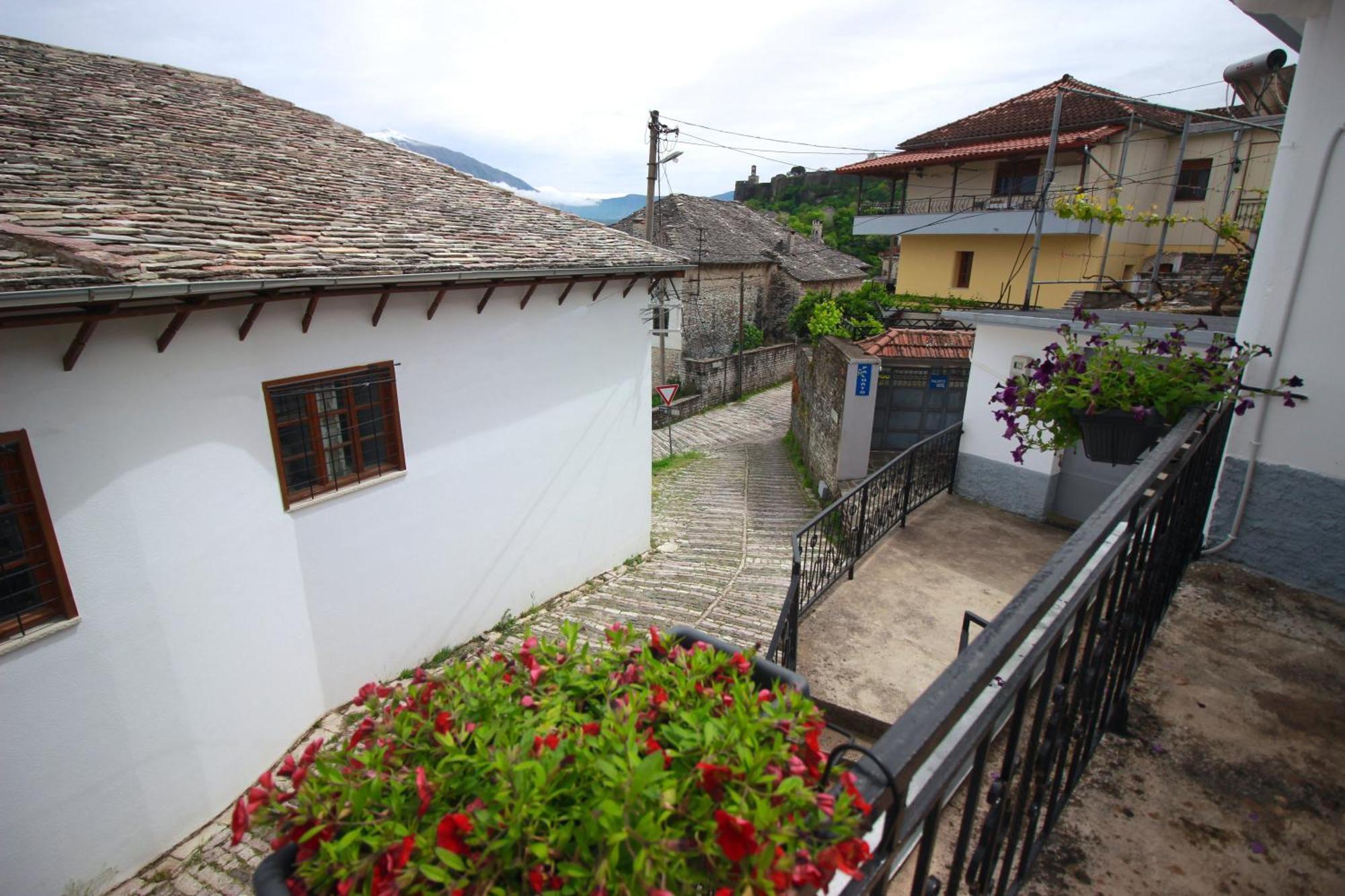 Emblematic House 3 Apartment Gjirokaster Bagian luar foto
