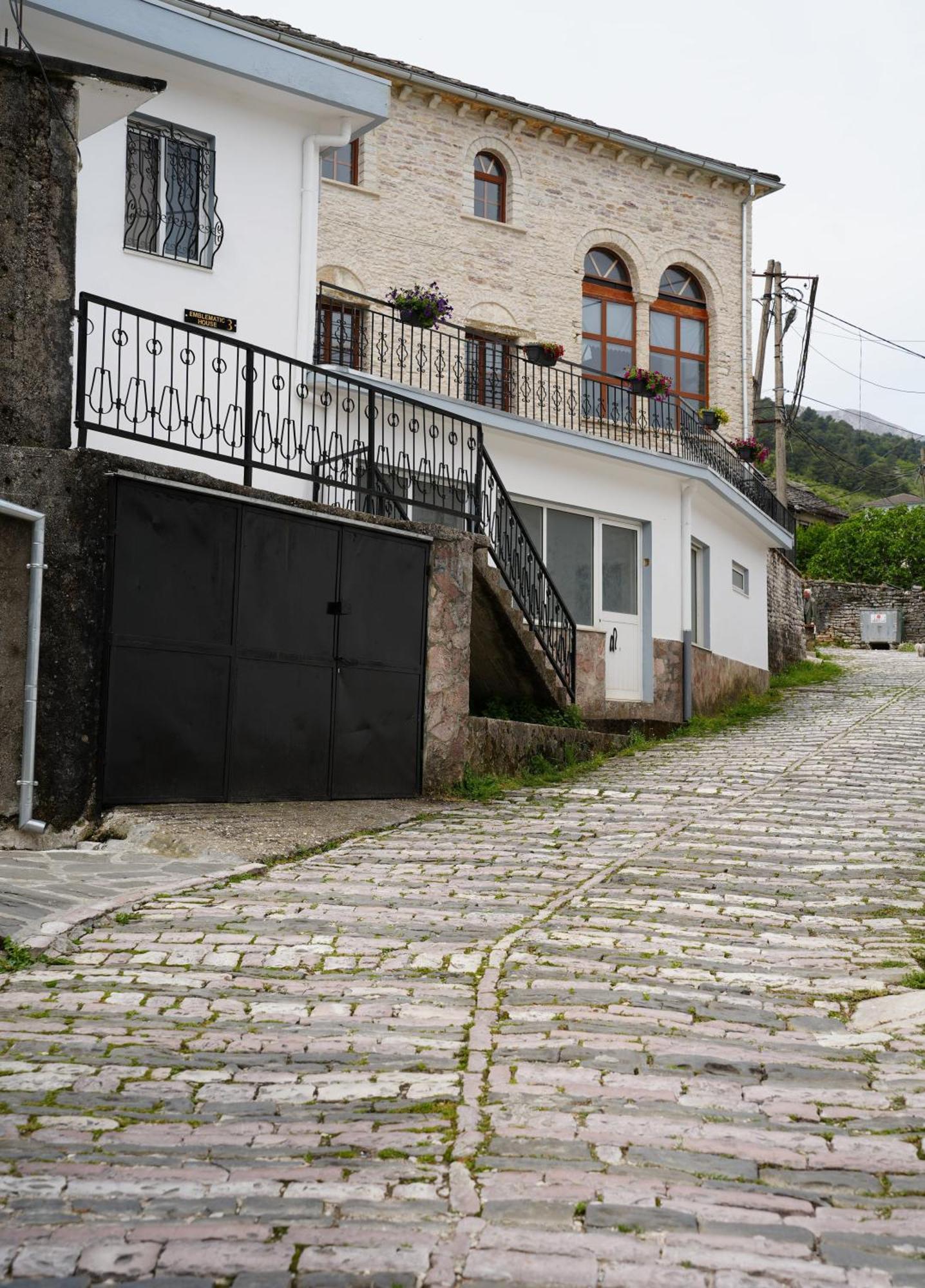 Emblematic House 3 Apartment Gjirokaster Bagian luar foto